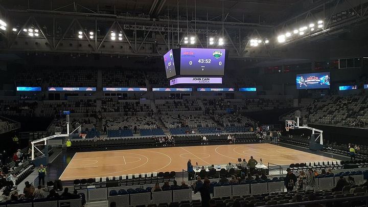 太像那个男人了，阿劳霍1人从后场抢到前场（封面配图）